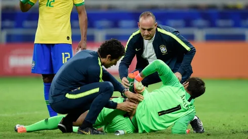 Alisson Becker recibió cuidados médicos ante Argentina