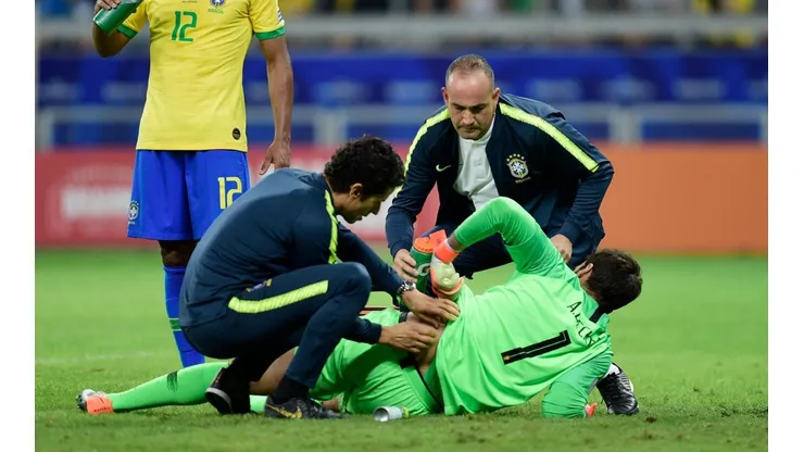 Alisson Becker recibió cuidados médicos ante Argentina