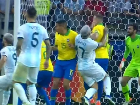 La polémica: choque y penal de Arthur a Otamendi que el VAR no quiso ver