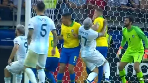 Fue o no fue penal: según el árbitro Zambrano, no era ni para revisarlo