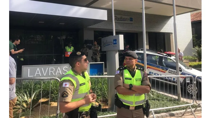 El frontis del hotel que ocupa la selección argentina fue escenario de molestias por parte de los hinchas brasileños