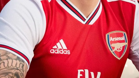 Arsenal presenta oficialmente su nueva camiseta Adidas