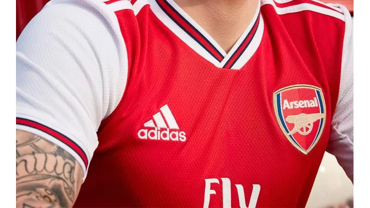 Arsenal presenta oficialmente su nueva camiseta Adidas