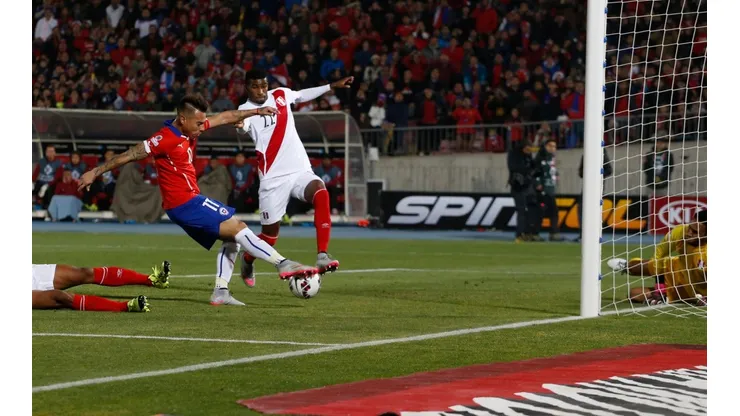 Eduardo Vargas marcó un doblete en el último choque de Copa América con Perú
