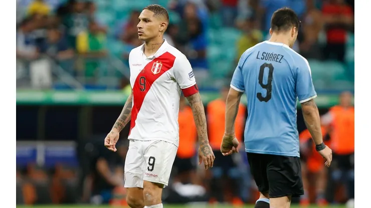 Paolo Guerrero dentro, Luis Suárez fuera.