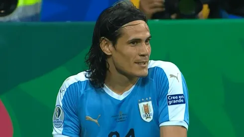 Cavani lamenta el VAR.