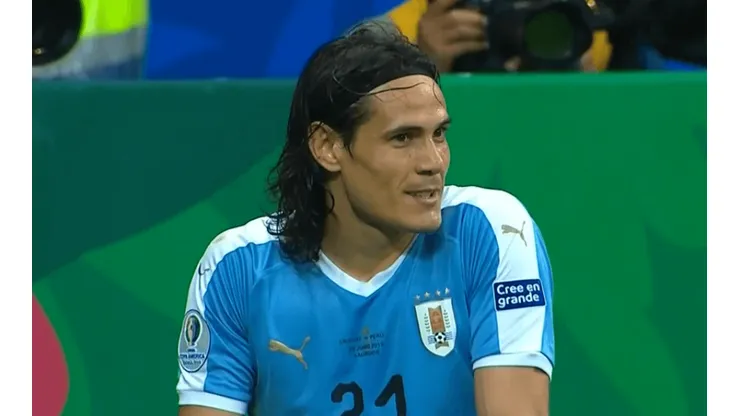 Cavani lamenta el VAR.