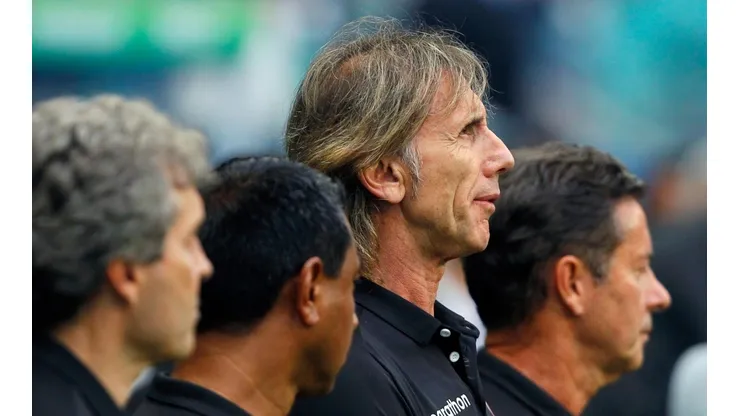 Ricardo Gareca se enfila para el partido ante Chile.