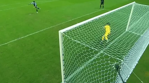 Gallese le ataja a Suárez.