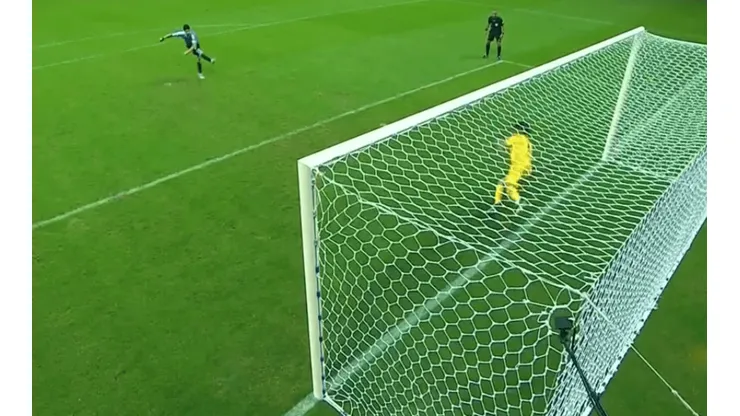 Gallese le ataja a Suárez.