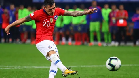 Charles Mariano al ejecutar con su calidad el penal.