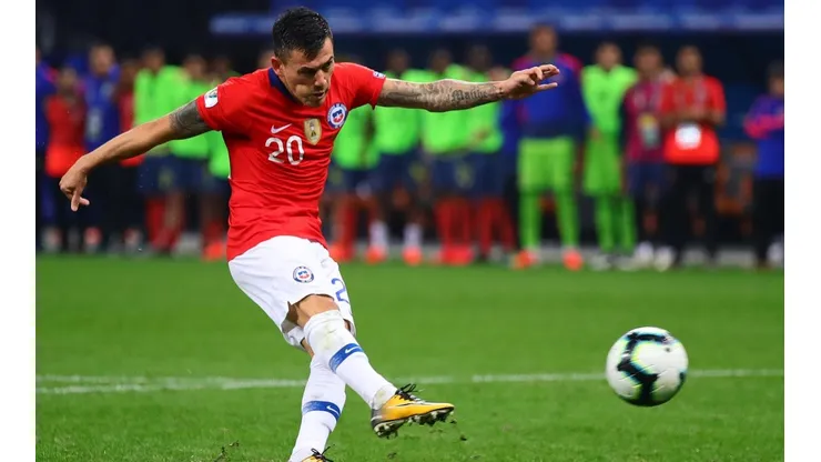 Charles Mariano al ejecutar con su calidad el penal.