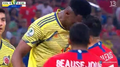 Alexis encara a Yerry Mina, que lo supera por mucho en estatura.