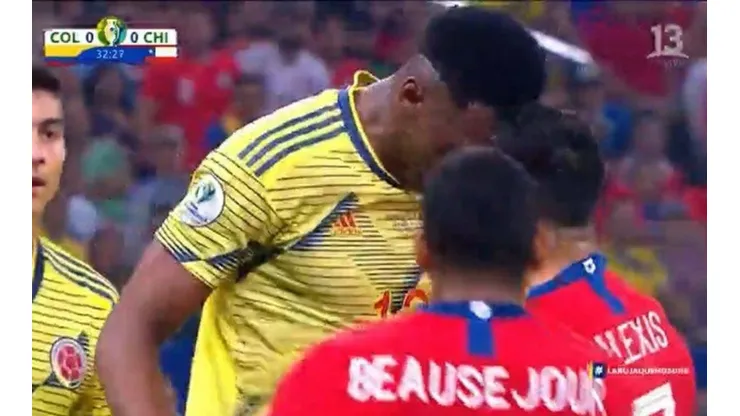 Alexis encara a Yerry Mina, que lo supera por mucho en estatura.