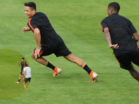 Alexis le hace un hoyito a Junior, que "se pica" entre risas