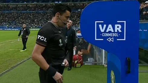 Tobar revisa la polémica jugada en el Brasil-Paraguay.