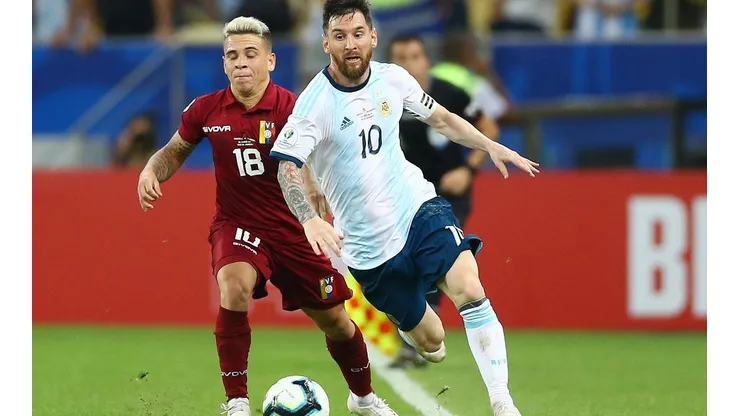 Soteldo y Messi en Maracaná. El argentino ganó el "clásico de pulgas"