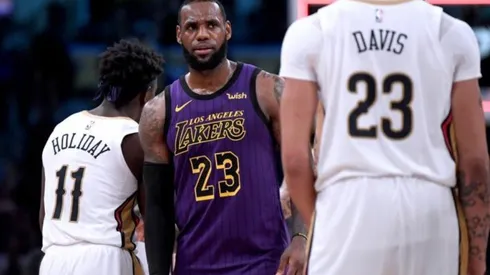 LeBron James le cede el número 23 a Anthony Davis en los Lakers