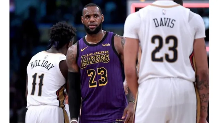 LeBron James le cede el número 23 a Anthony Davis en los Lakers