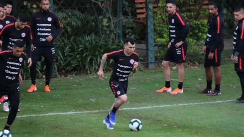 Medel entrena con vistoso vendaje a dos días del duelo contra Colombia