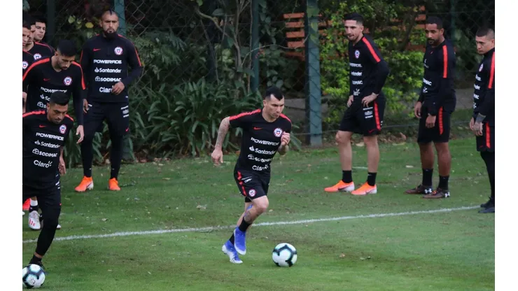 Medel entrena con vistoso vendaje a dos días del duelo contra Colombia