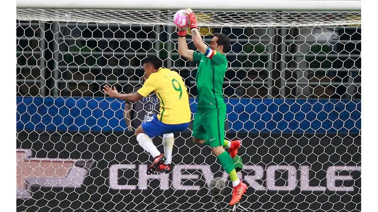 Bravo en su último partido por la Roja.
