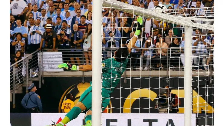El tapadón de Bravo contra Argentina.