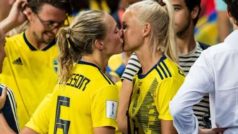 Magdalena Eriksson y Pernille Harder tras la victoria de Suecia