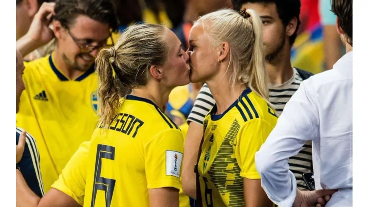 Magdalena Eriksson y Pernille Harder tras la victoria de Suecia