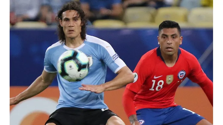 Cavani le ganó a Jara en la jugada clave del partido.