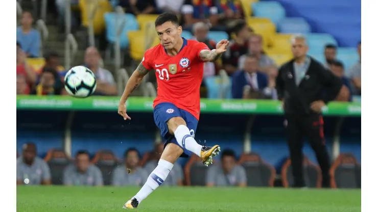 Aránguiz juega un balón ante Uruguay.