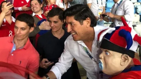 Iván Zamorano junto a la hinchada chilena