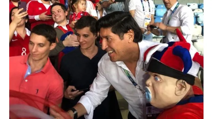 Iván Zamorano junto a la hinchada chilena