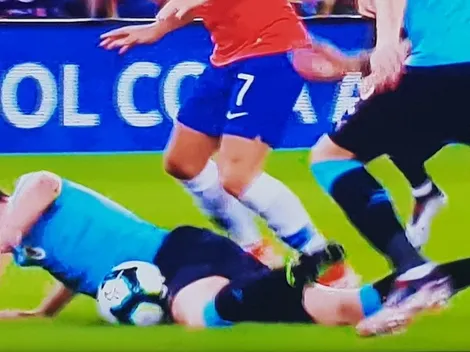 Polémica: Por qué no es penal la mano de Diego Godín