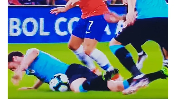 Godín tocó el balón con la mano dentro de su área