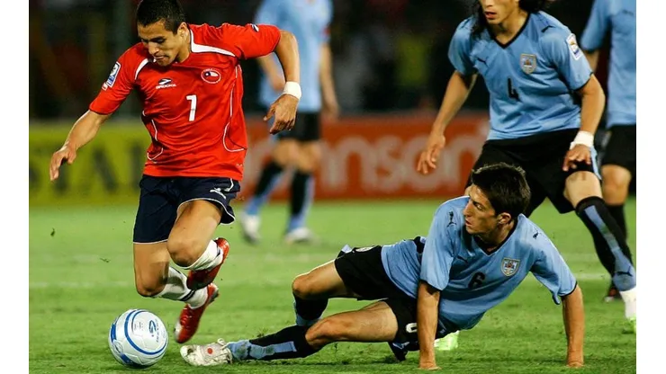 Álvaro Fernández intentando frenar a Alexis Sánchez (Foto: Getty Images)