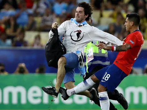 Jara debió ser expulsado por la chuleta que le pegó a la gallina