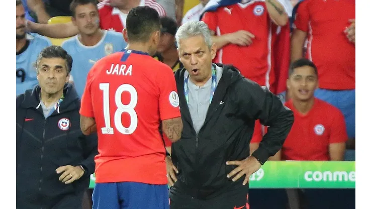 Rueda llama a terreno a Jara durante el partido con Uruguay.