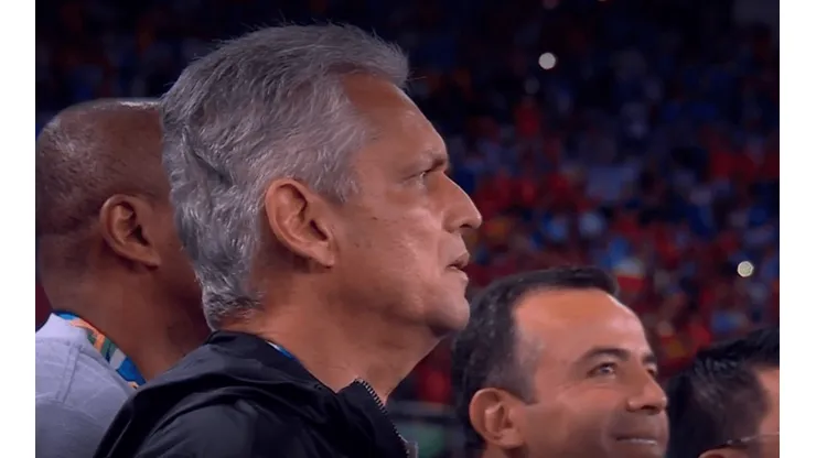 Rueda entonando el himno de Chile