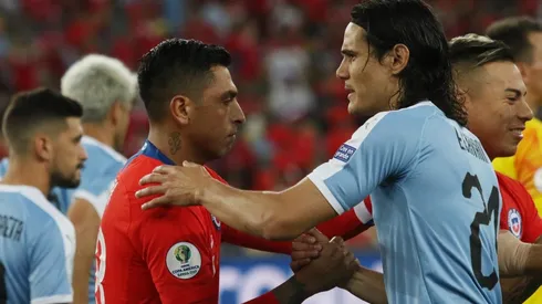 Cavani estrecha manos con Jara. Todo quedó en el pasado.