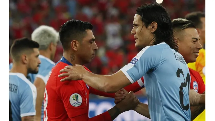 Cavani estrecha manos con Jara. Todo quedó en el pasado.