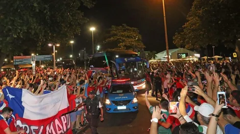 Una multitud apoyando a La Roja en Copacabana