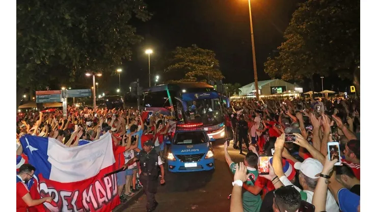 Una multitud apoyando a La Roja en Copacabana