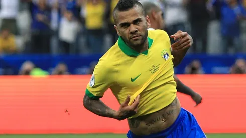 Dani Alves deja PSG y se ofrece al Barcelona