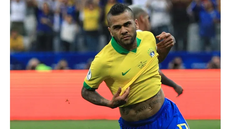 Dani Alves deja PSG y se ofrece al Barcelona
