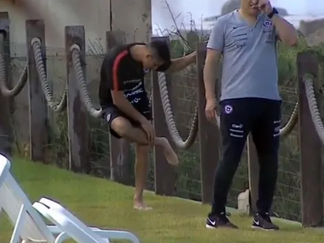 Alexis cojea por el hotel de la Roja y examina su esguinzado tobillo