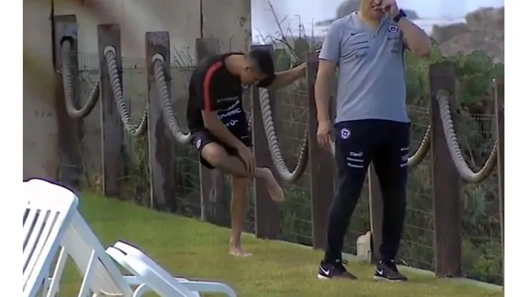 Alexis preocupa por su tobillo tras el duelo contra Ecuador.