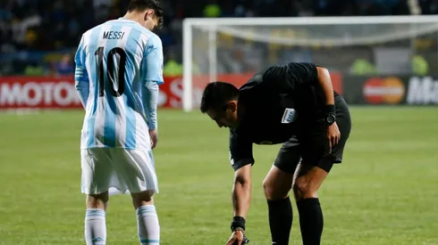 Bascuñán le regaló la camiseta autografiada de Messi a su hijo