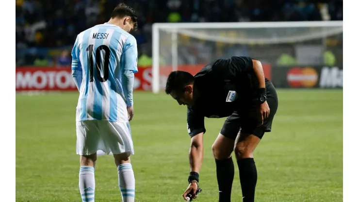 Bascuñán le regaló la camiseta autografiada de Messi a su hijo