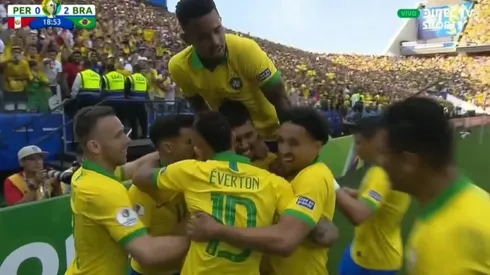 Firmino fue a presionar a Gallese, le rebotó, se sacó al arquero y definió